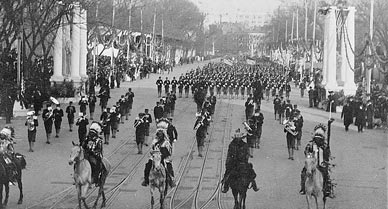 roosevelt-1905-inaugural-parade-chiefs-388 Six chiefs lead, followed by the CIIS band and 350 students